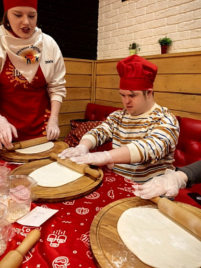 В Иванове особенных ребят научили печь пиццу